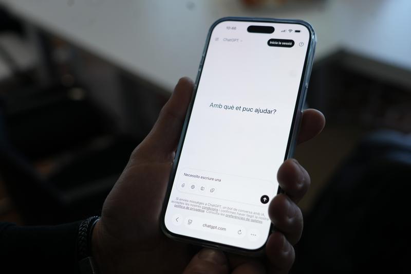 A person uses ChatGPT in Catalan on their mobile
