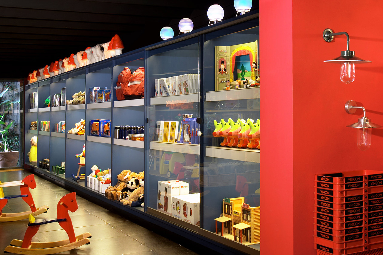 The interior of the Vinçon shop.