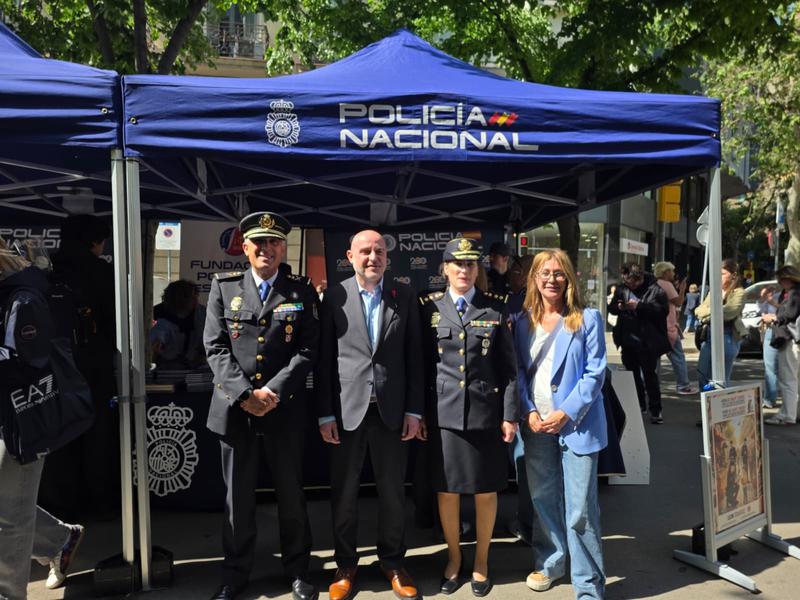 Prieto celebra que per primera vegada la Policia Nacional tingui un estand per Sant Jordi: "La policia també és cultura"