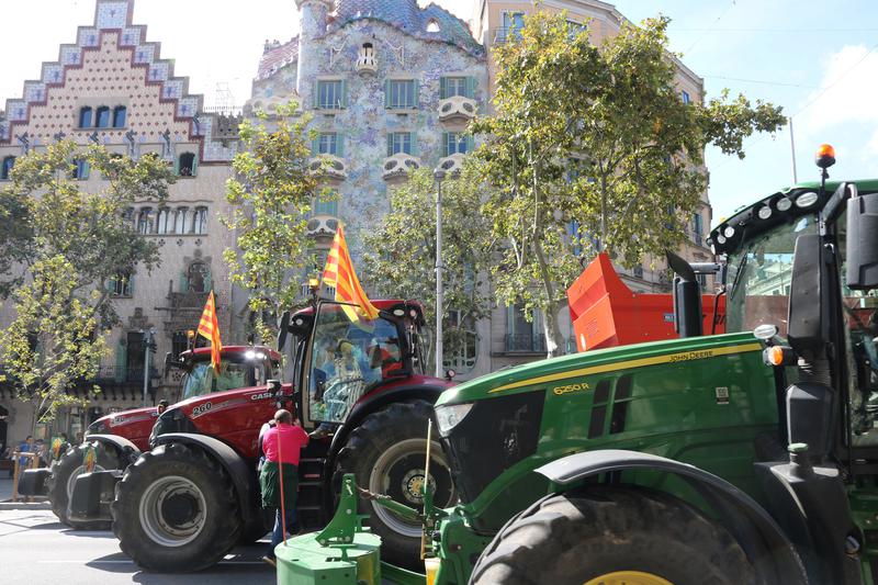 Tractors outside Gaudí's Casa Batlló
