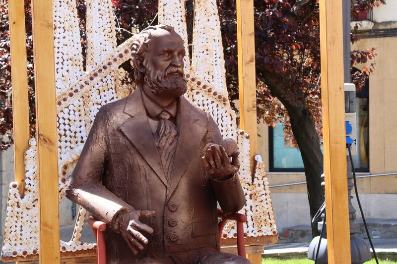 The chocolate figure of Antoni Gaudí made by pastry chef Adán Sáez