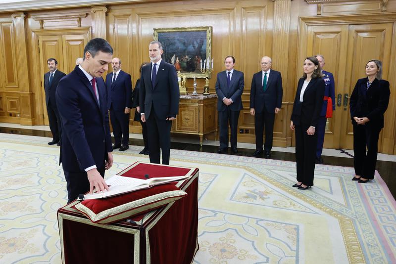 Spanish Prime Minister Pedro Sánchez swears the oath in front of Spanish King Felipe VI in the Zarzuela Royal Palace on November 17, 2023