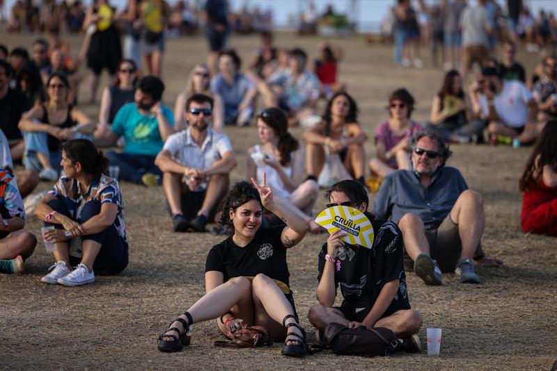 Diverses persones esperen els concerts al recinte del Festival Cruïlla, al Parc del Fòrum de Barcelona. People at the Cruïlla Festival in Barcelona on July 7, 2023.