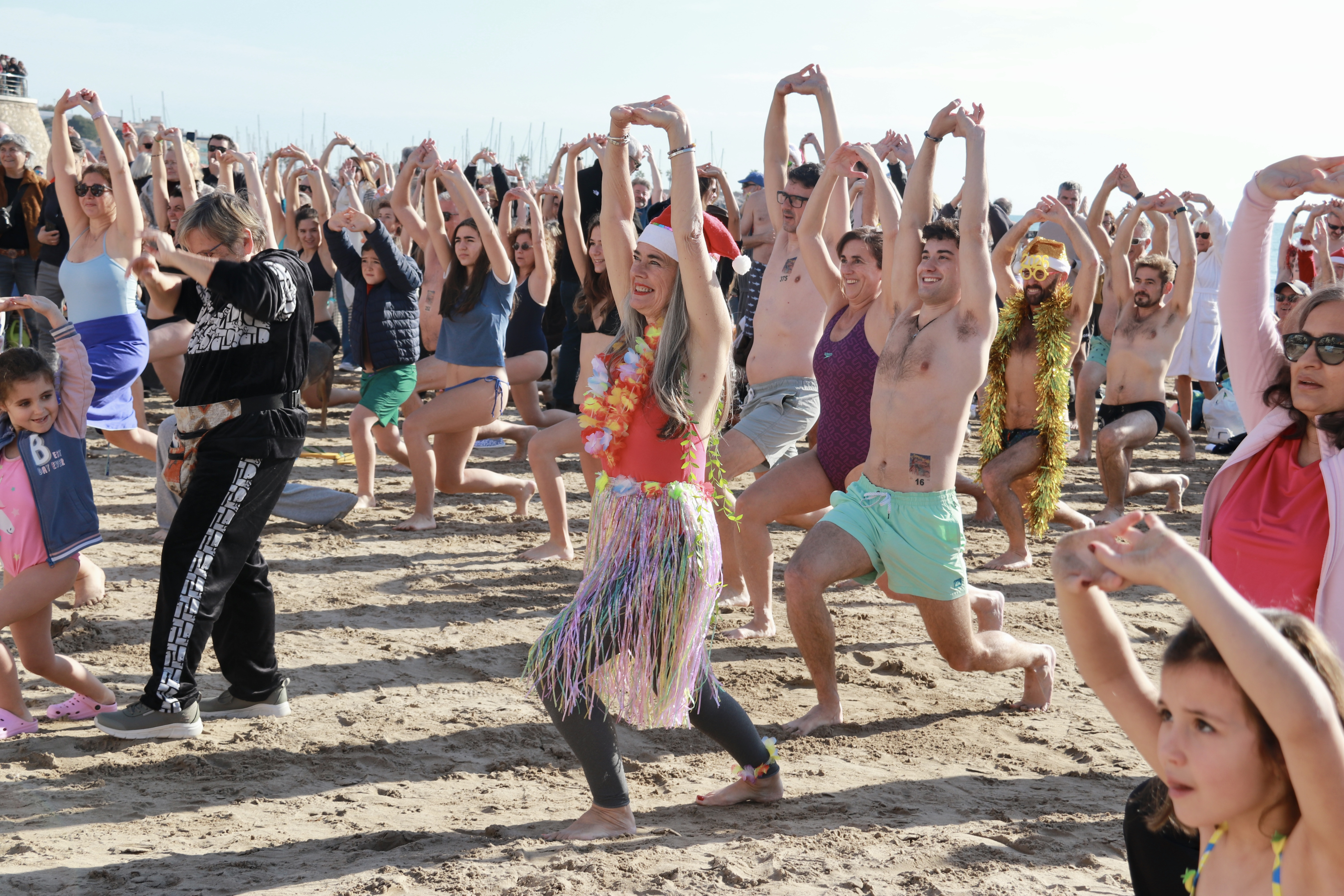 Escalfament previ al primer bany de l’any a Sitges.