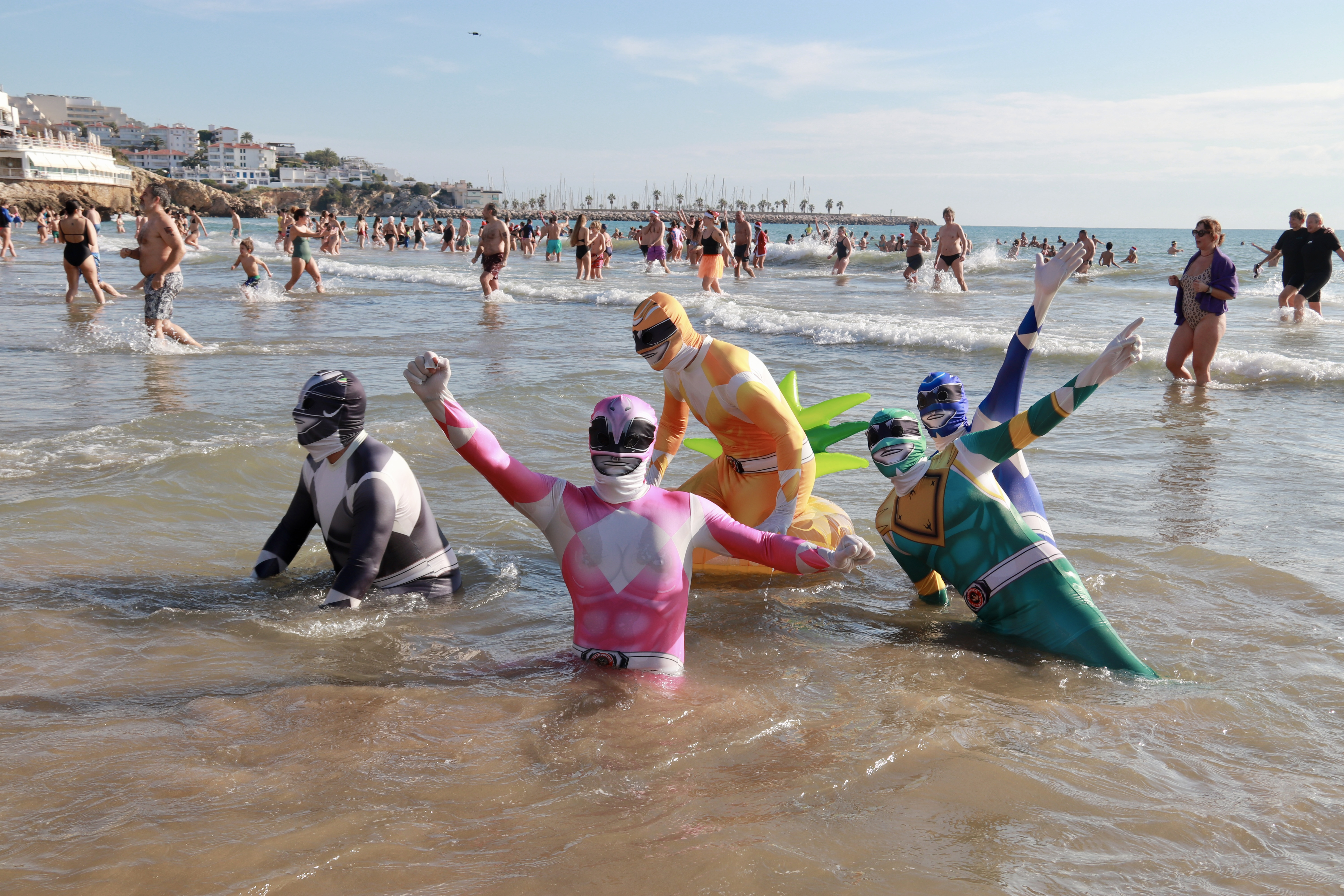 Participants a la Capbussada de Soitges fan el primer bany del 2026 disfressats.
