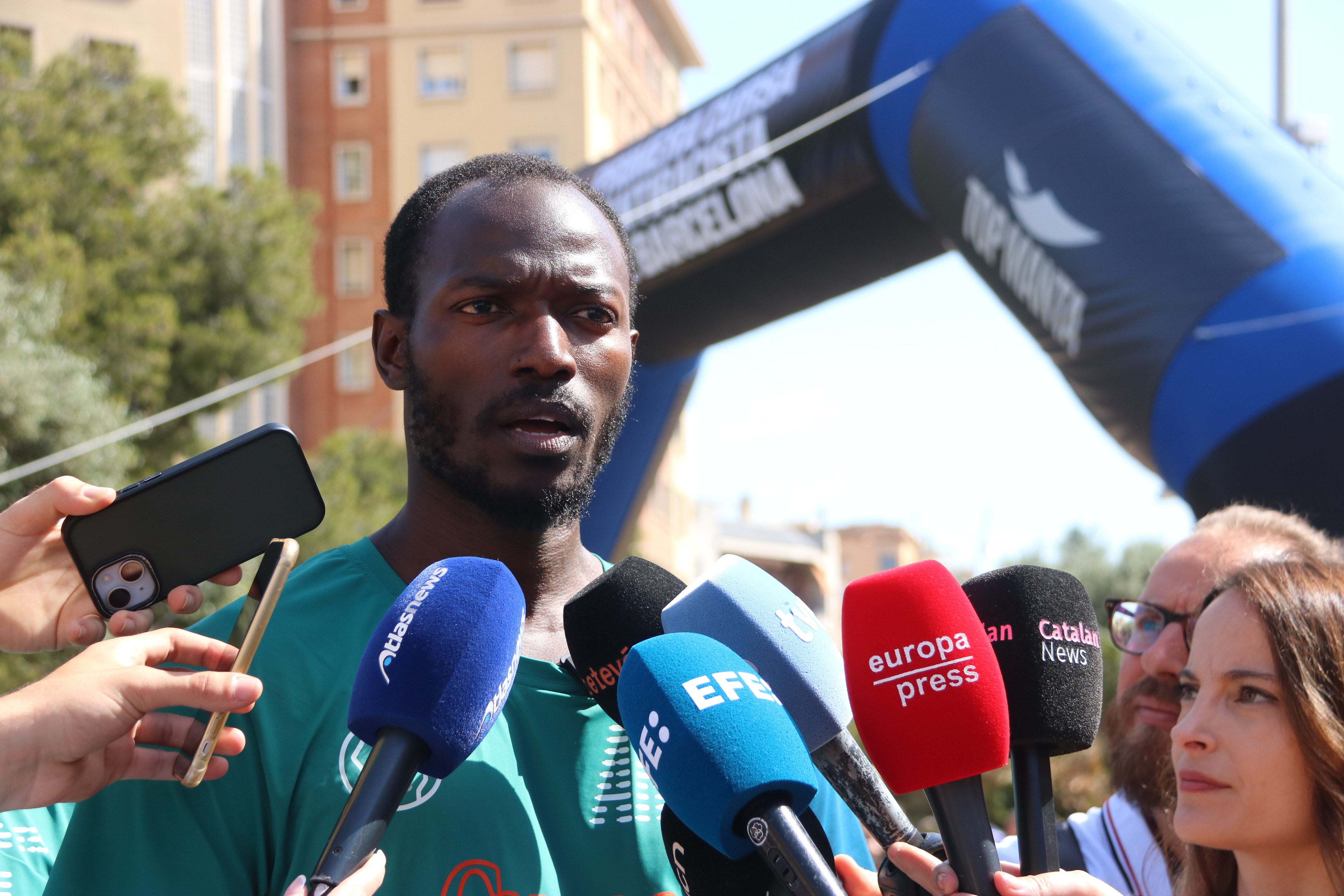 El portaveu del Top Manta Aziz Faye en declaracions als mitjans durant la cursa antiracista.