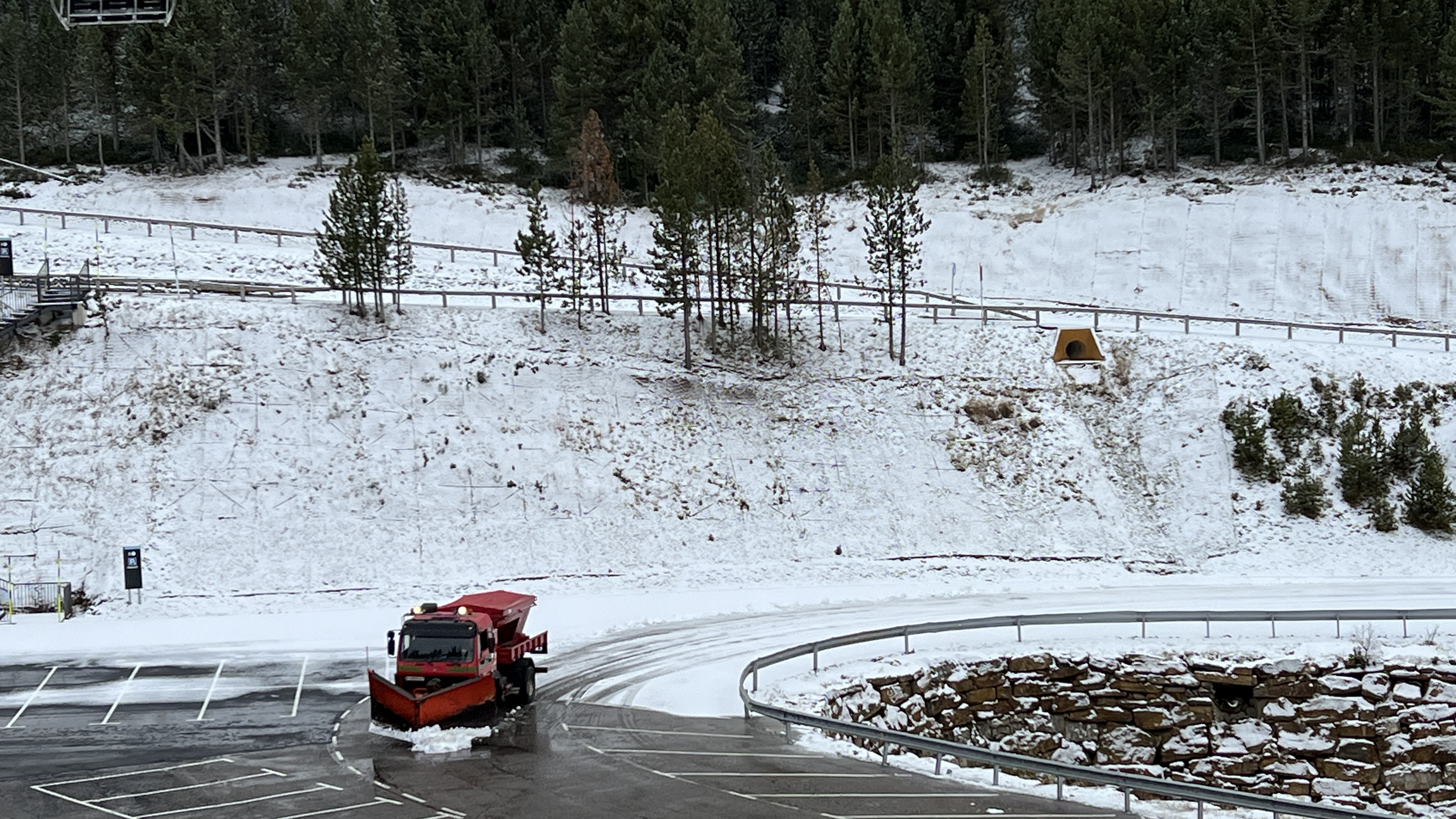 A snowplow working in Port Ainé, in the Pallars Sobirà county, on November 13, 2024