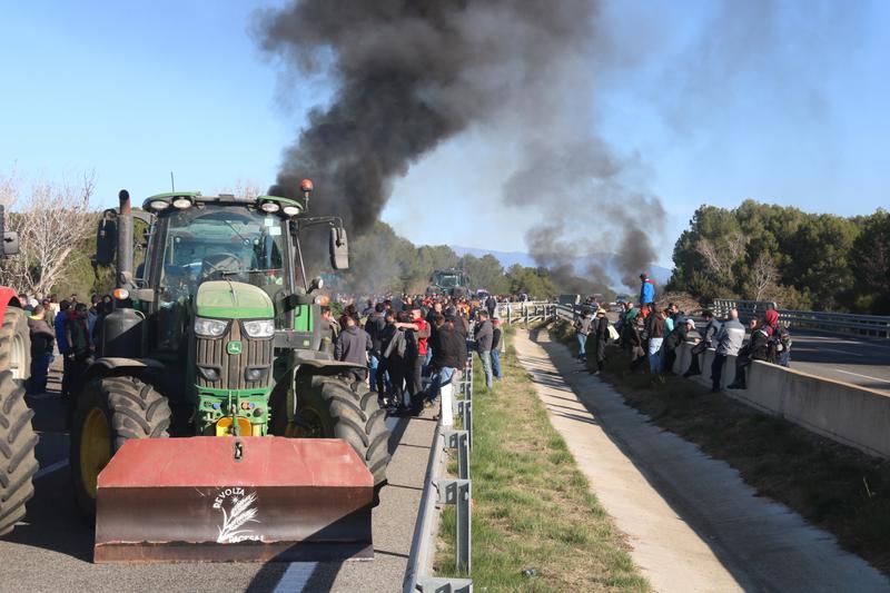 Protesting farmers block the AP-7 at Pontós
