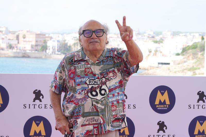 Danny DeVito makes a peace sign with his fingers during the photo session at the Sitges Festival 2026.