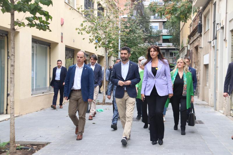 Junts per Catalunya president Laura Borràs walks beside secretary general Jordi Turull and former vice president Jordi Puigneró before entering an extraordinary JxCat meeting on September 29, 2022
