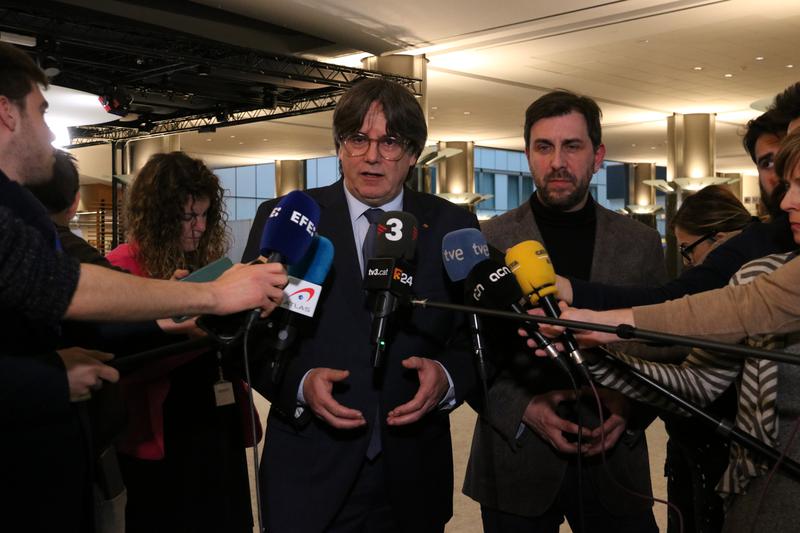Former president Carles Puigdemont and former minister Toni Comín, both MEPs for Junts, speaking to media outlets after MEP Clara Ponsatí had been arrested on her return to Catalonia on March 28, 2023