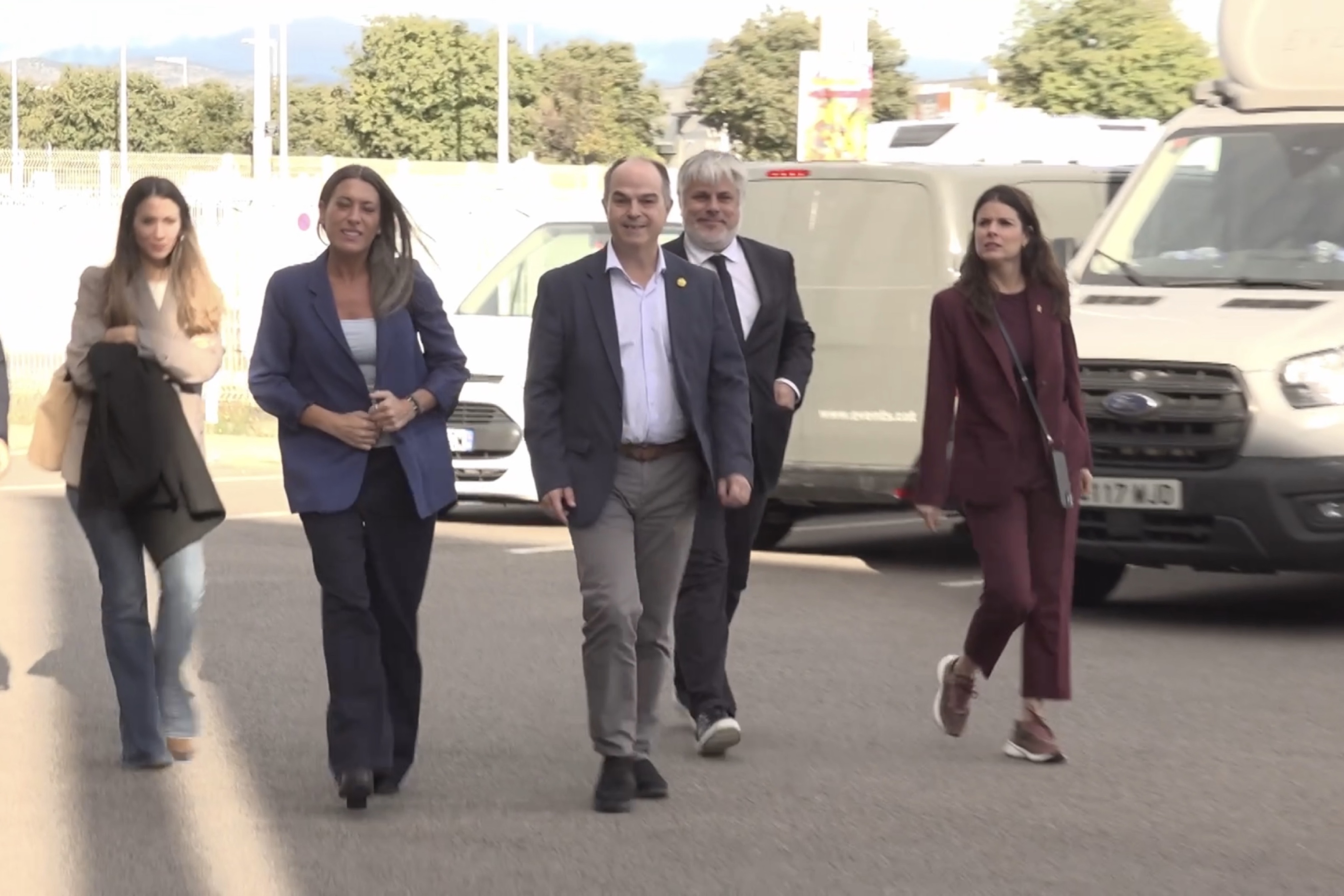 Jordi Turull, Míriam Nogueras i altres memebres de Junts arriben a la reunió del partit per decidir el futur del pacte amb el PSOE