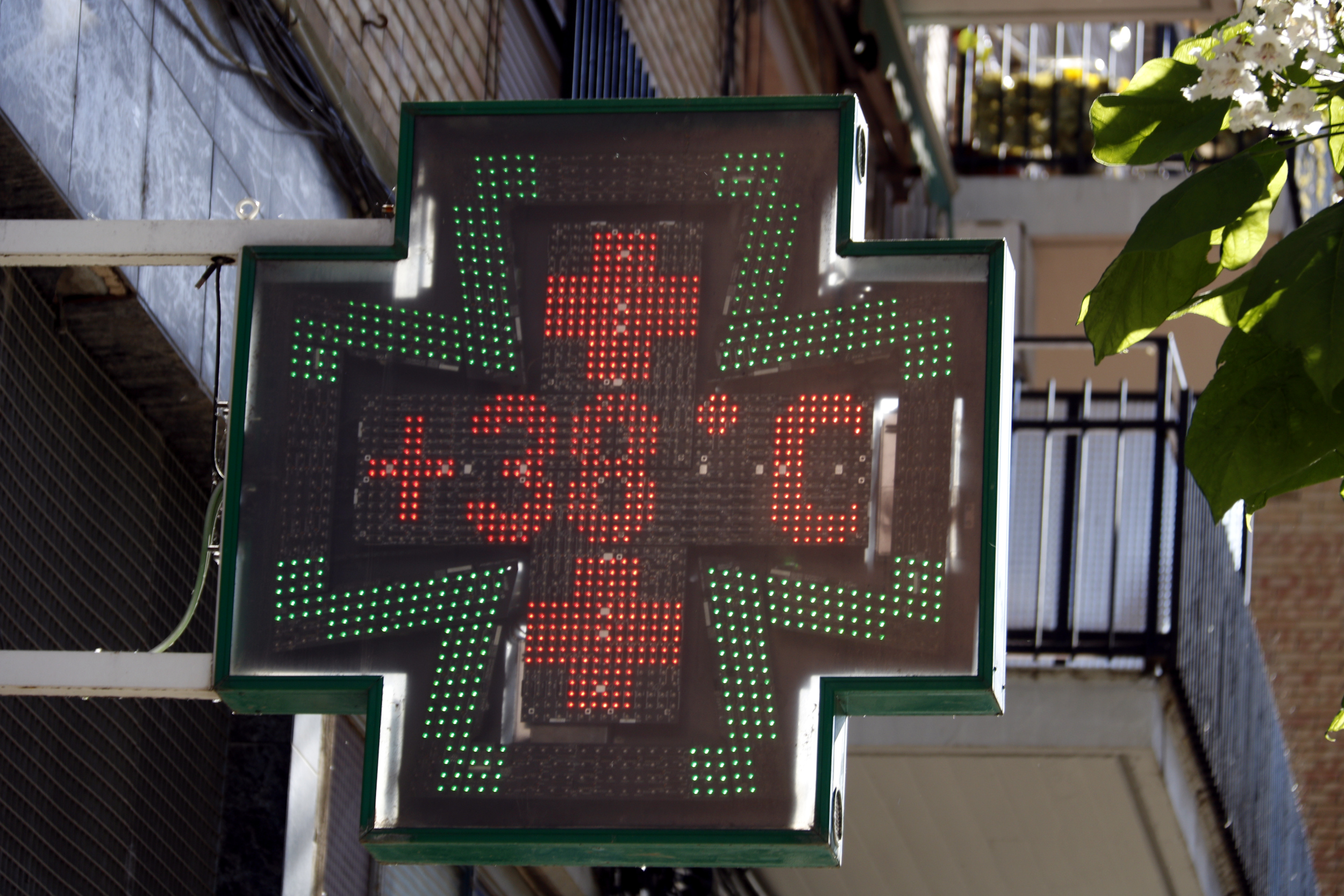 A street thermometer reads 38 degrees in the city of Lleida