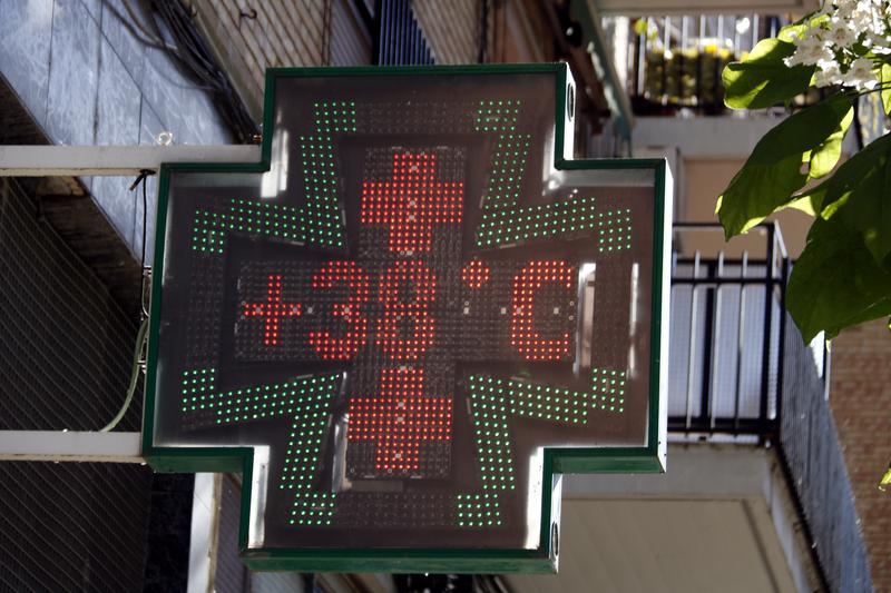 A pharmacy thermometer registering 38ºC in Lleida