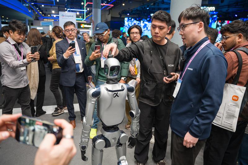Attendees at MWC with a humanoid robot at Fira Gran Via