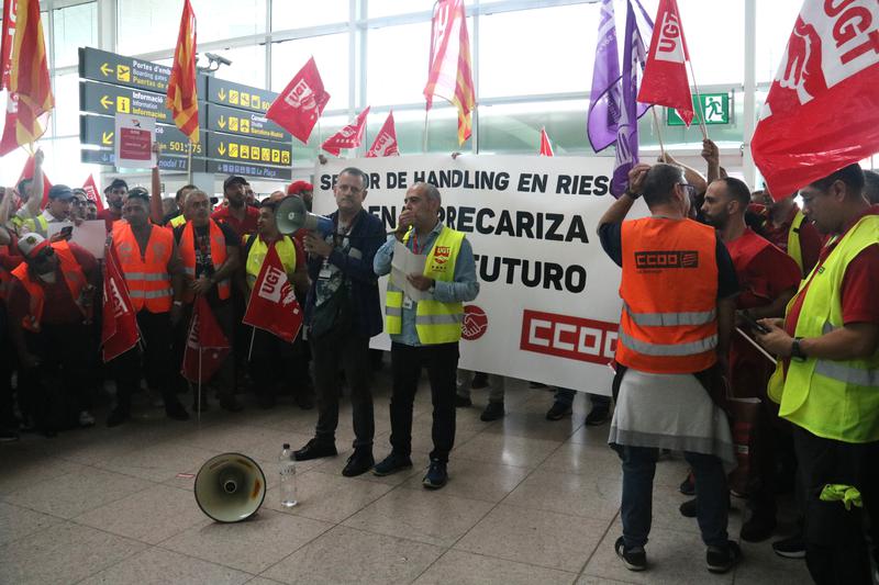 Iberia ground staff on the first day of the strike at El Prat airport