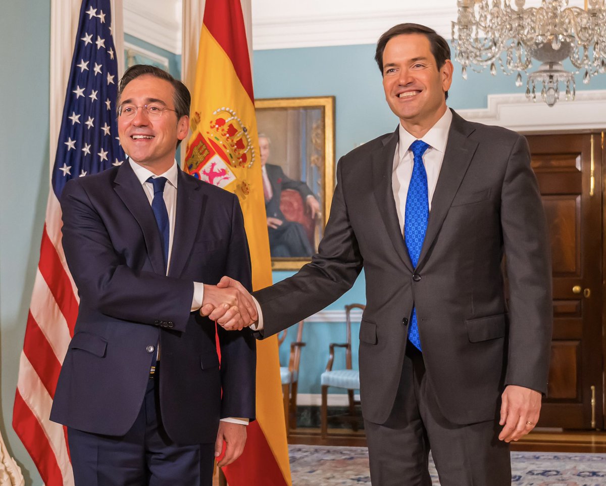 Spanish foreign minister, José Manuel Albares, in a handshake with US Secretary of State, Marco Rubio