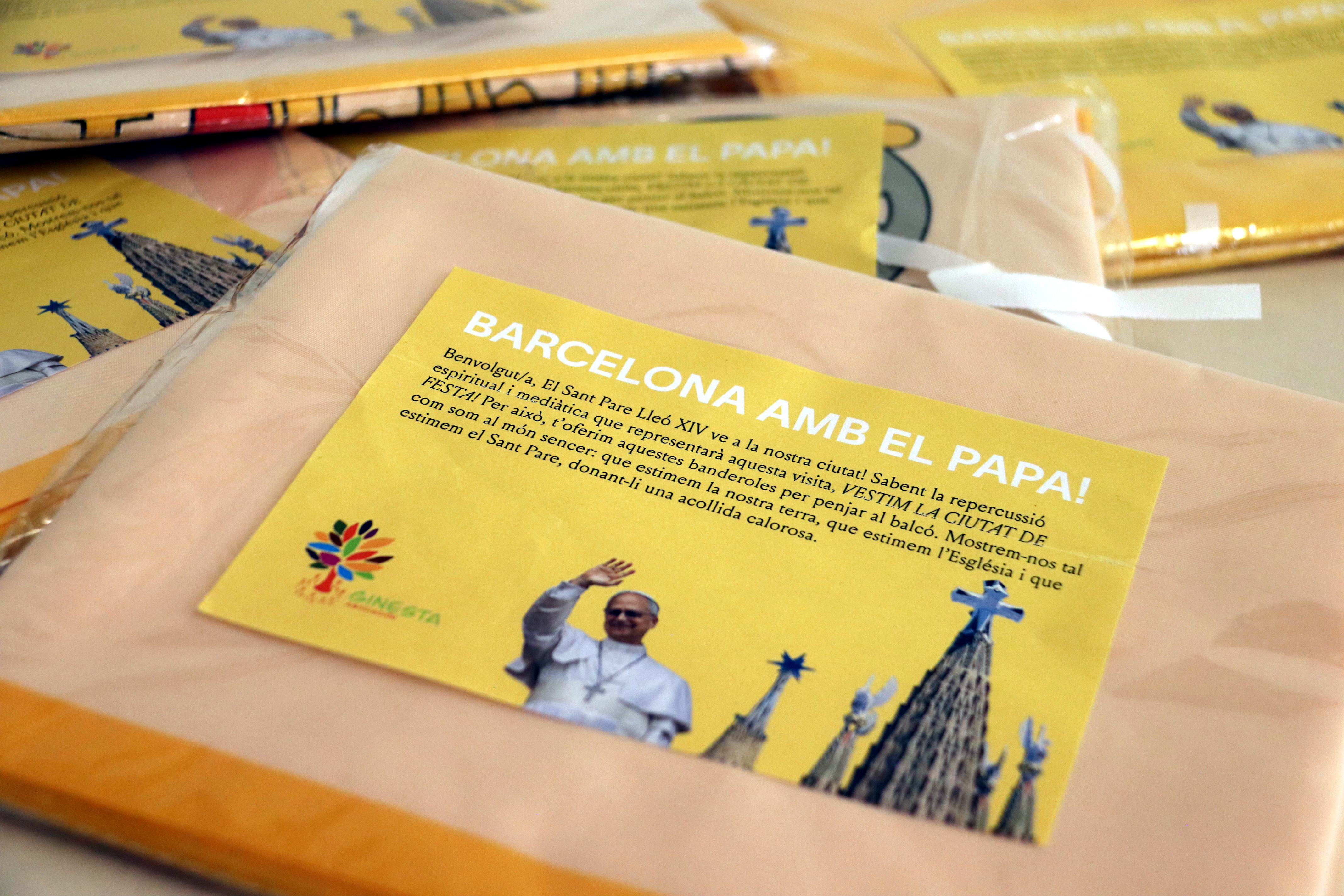Una de les banderes de la Ciutat del Vaticà distribuïda per l'Associació Ginesta