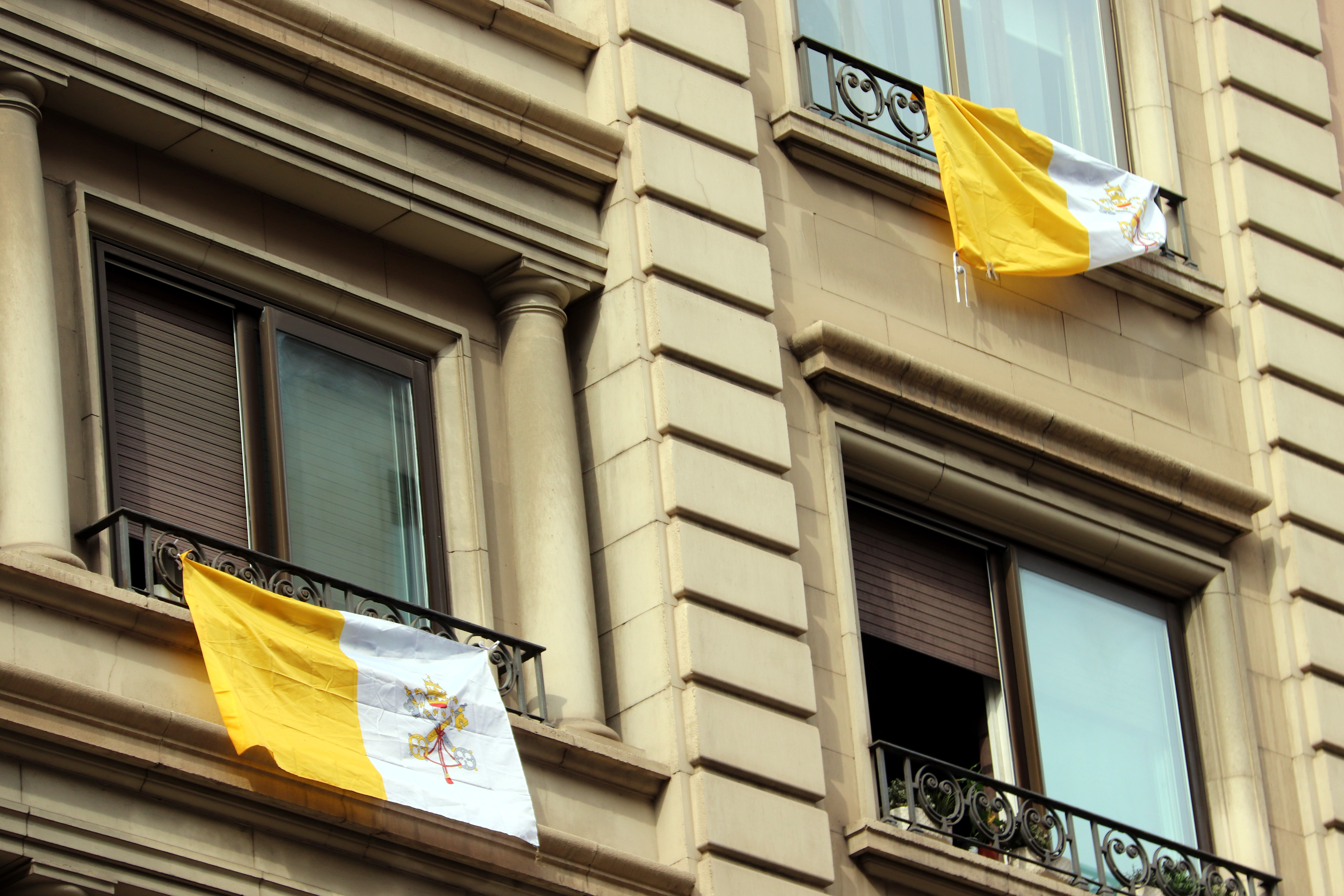 Una bandera de la Ciutat del Vaticà penjada en un balcó de Barcelona