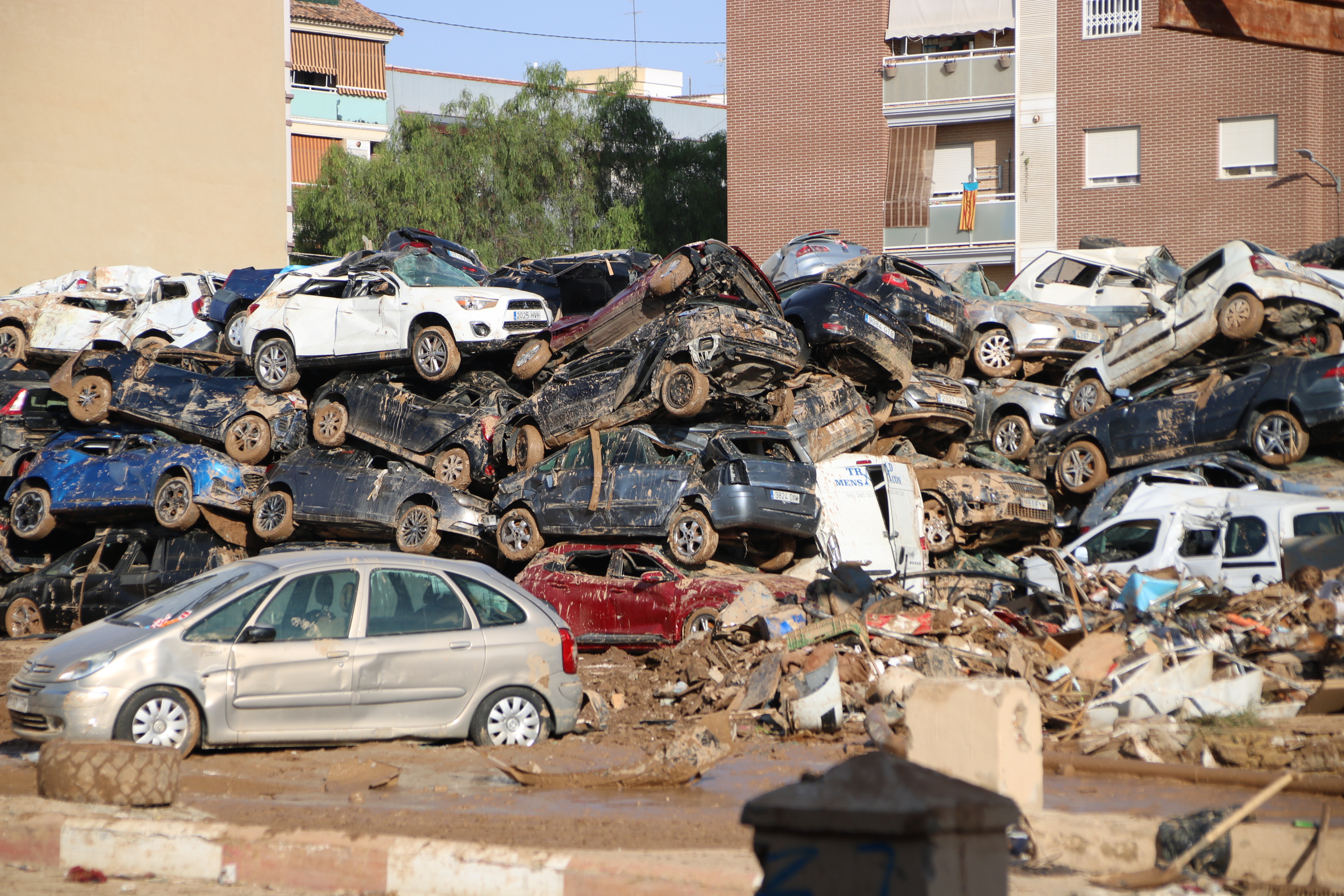 Dozens of cars destroyed after the Valencian floods in the municipality of Alfafar