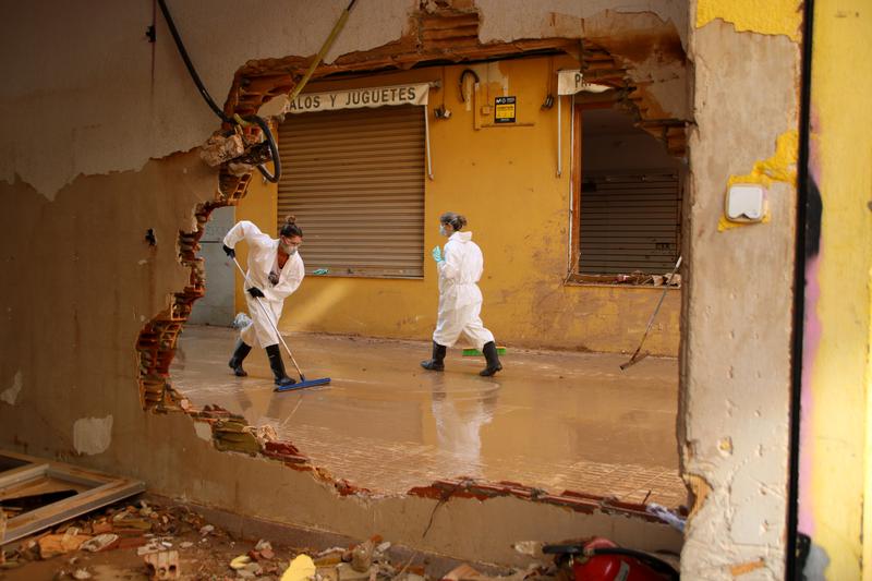 Destroyed houses and volunteers cleaning in the municipality of Alfafar after the Valencian floods