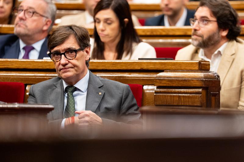 El Parlament rebutja la compra conjunta d'habitatge d'Illa amb l'abstenció dels Comuns