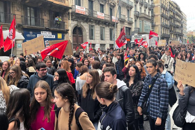 Hundreds of students take to the streets in Barcelona to demonstrate against People's Party Carlos Mazón, president of Valencia, for his handling of the floods on November 12, 2024