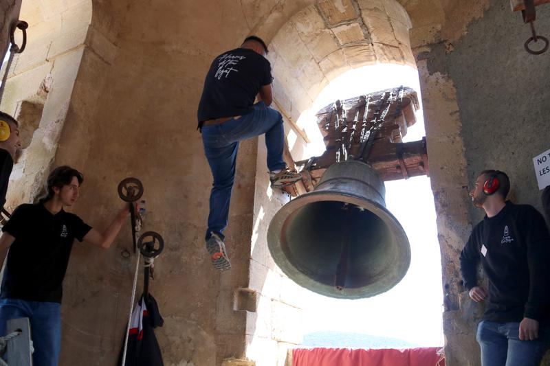 One of the bell ringers participating in the special bell ringing in tribute to Ignasi Cortés
