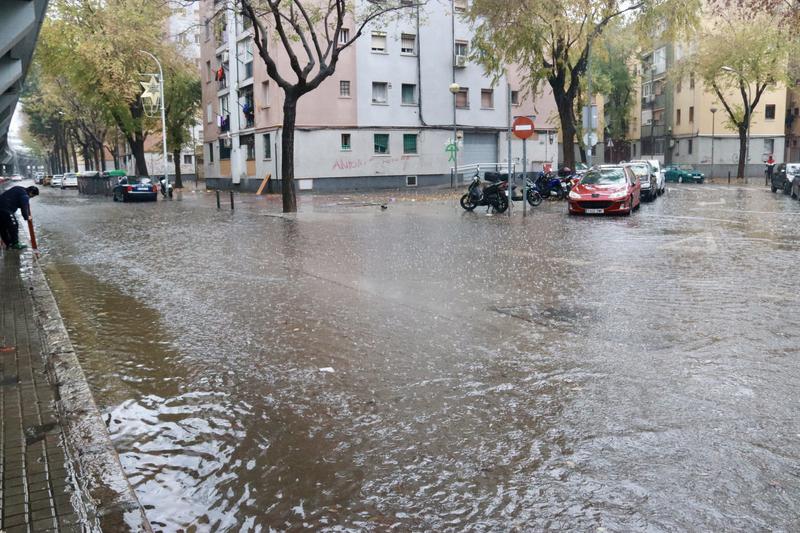 A crossroads between Jumilla and Còrdova streets in Badalona flooded due to torrential rain