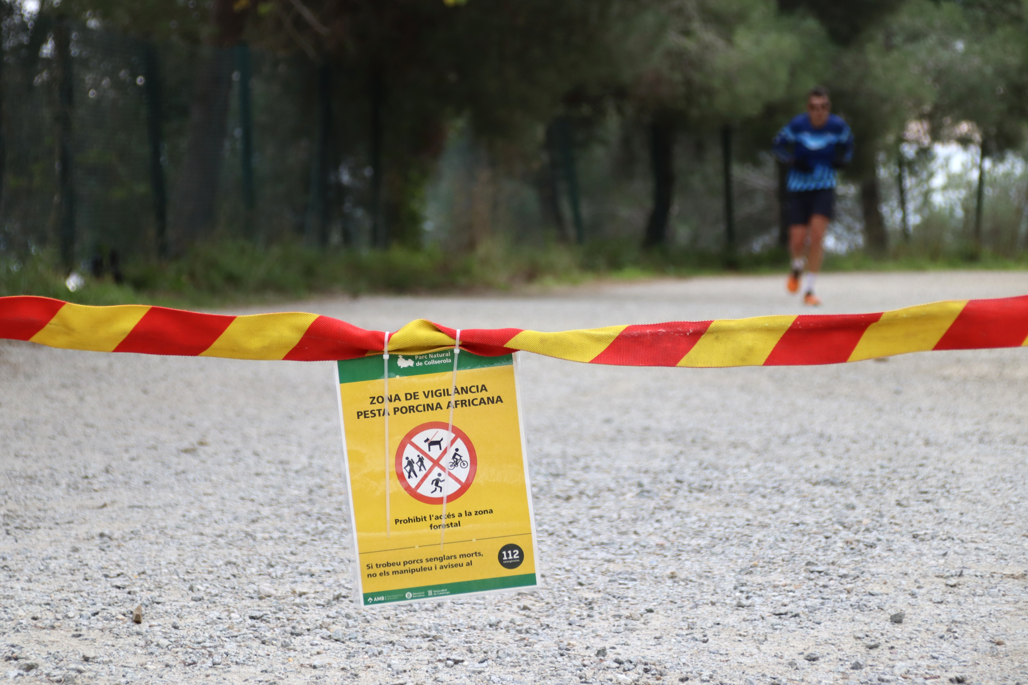 Sign indicating that access to Collserola park is closed on the Carretera de les Aigües road