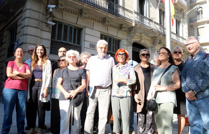 Former trade unionist Carles Vallejo photographed alongside human rights activists outside the Via Laietana police station