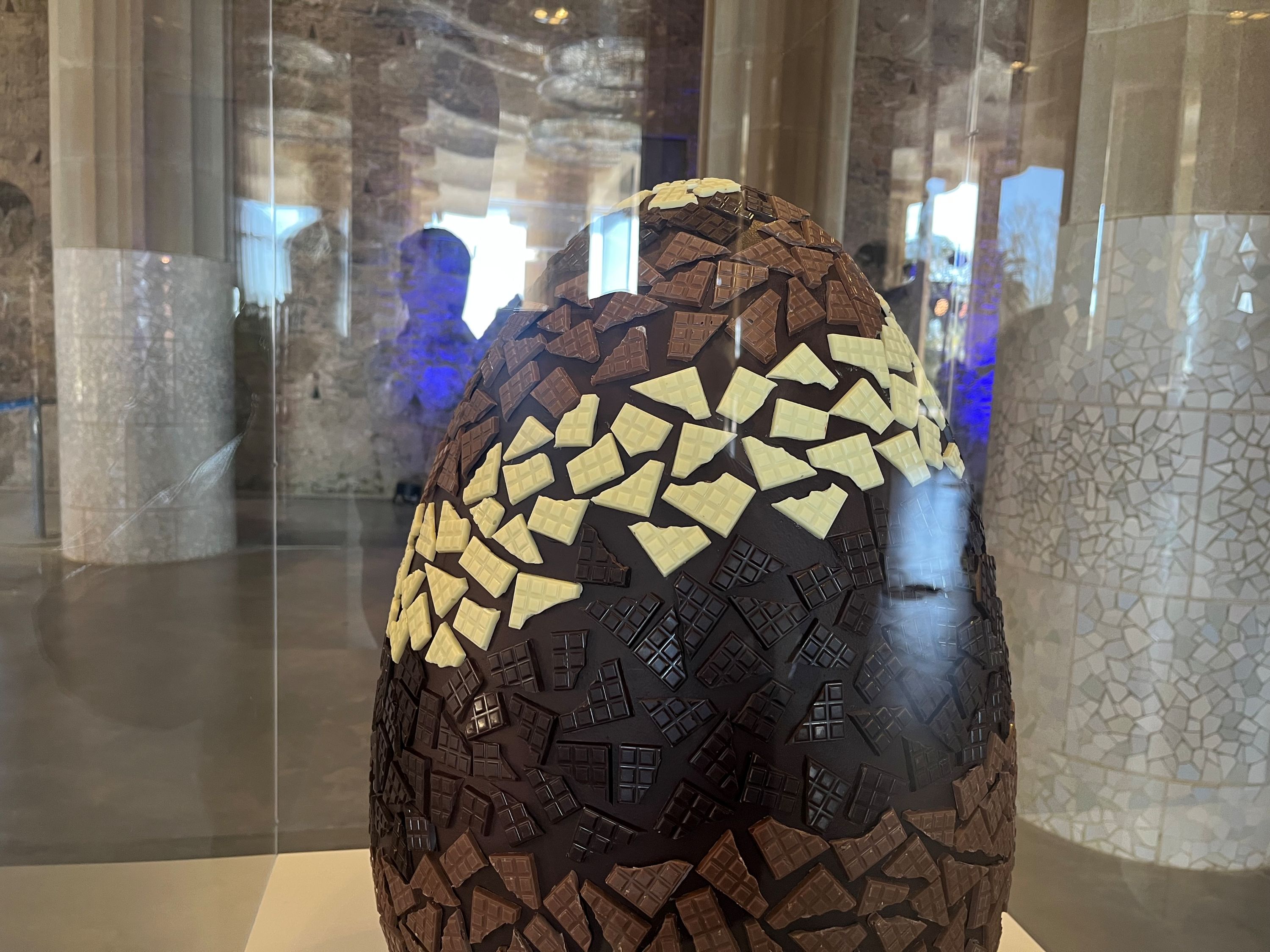 Chocolate egg made by Lluís Costa using the Gaudí trencadís technique