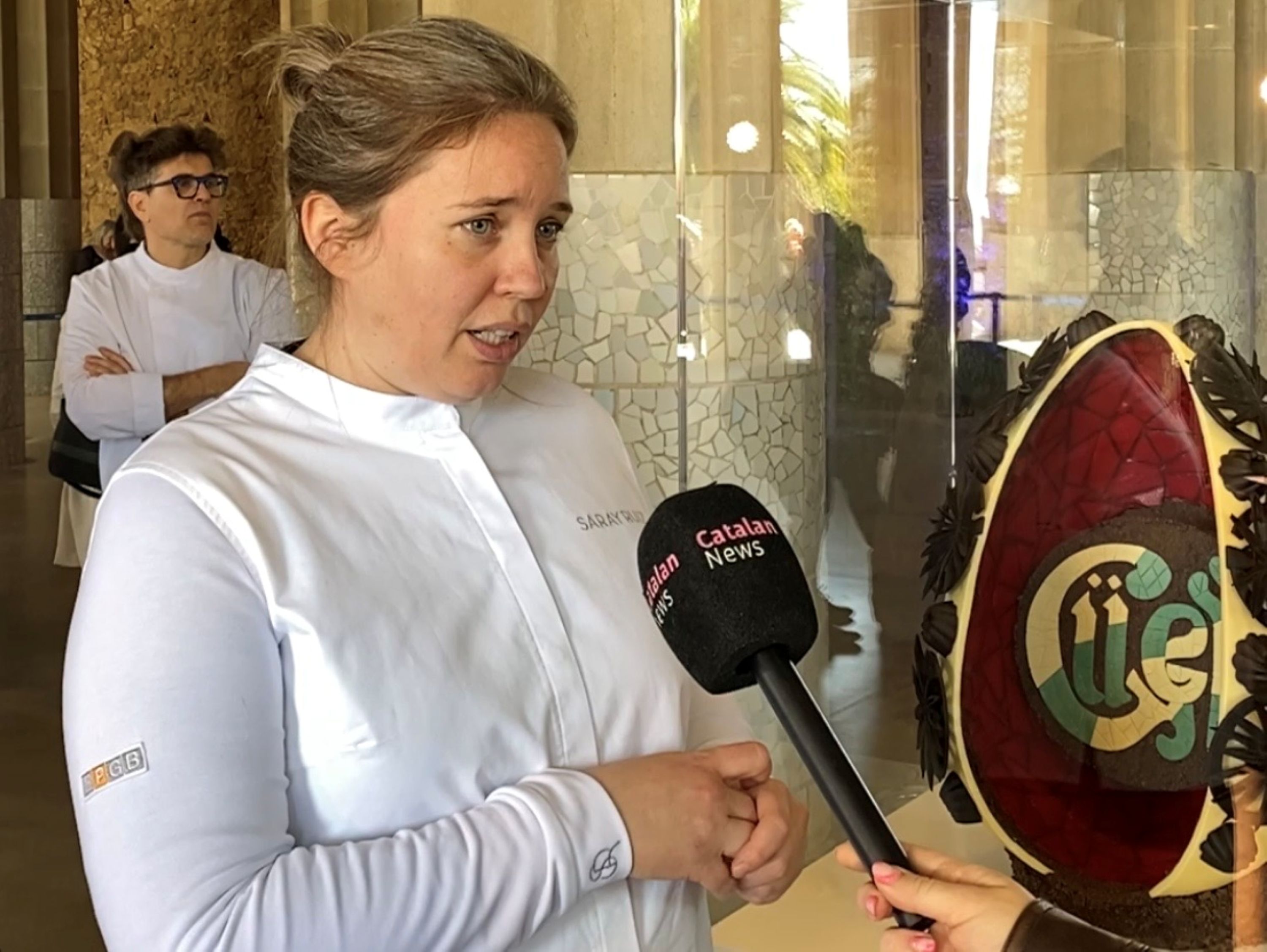 Saray Ruiz, exhibitor and director of the Barcelona Association's Pastry School, next to her egg dedicated to the park's entrance