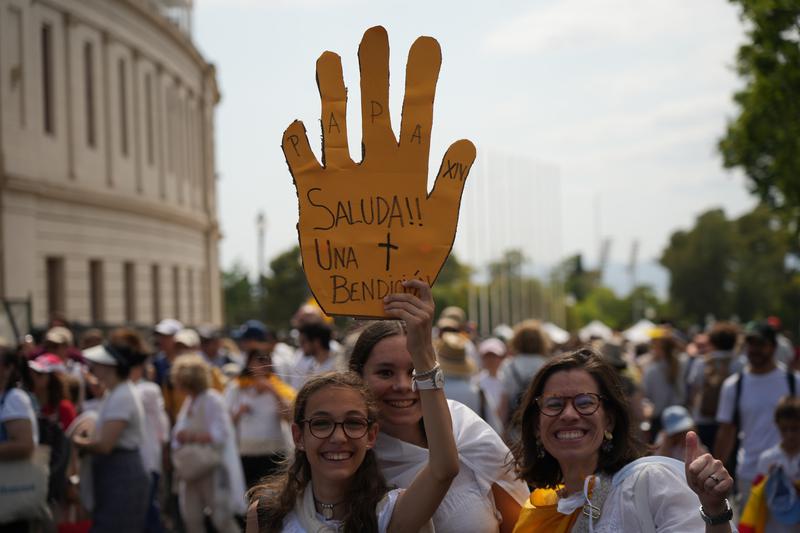Montjuïc s'omple d'expectació per gaudir de Lleó XIV: "Veure tots els cristians de Barcelona units és inspirador"