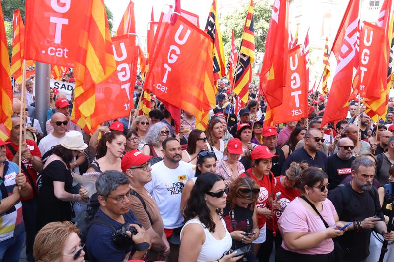 CCOO and UGT members rally outside Foment del Treball to demand a reduction in working hours