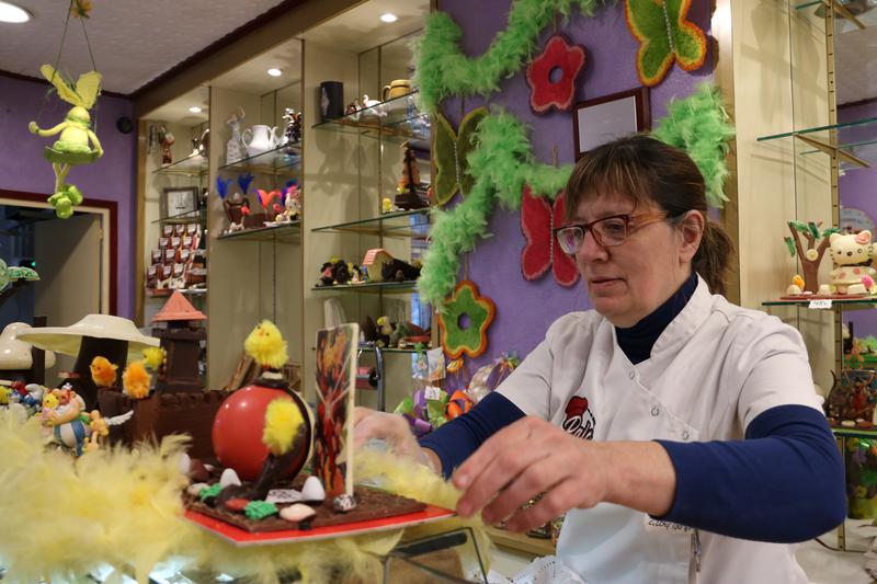 A baker in the Paic-Stop Sucre bakery in Barcelona dresses up one of the store's sugar-free Easter cakes