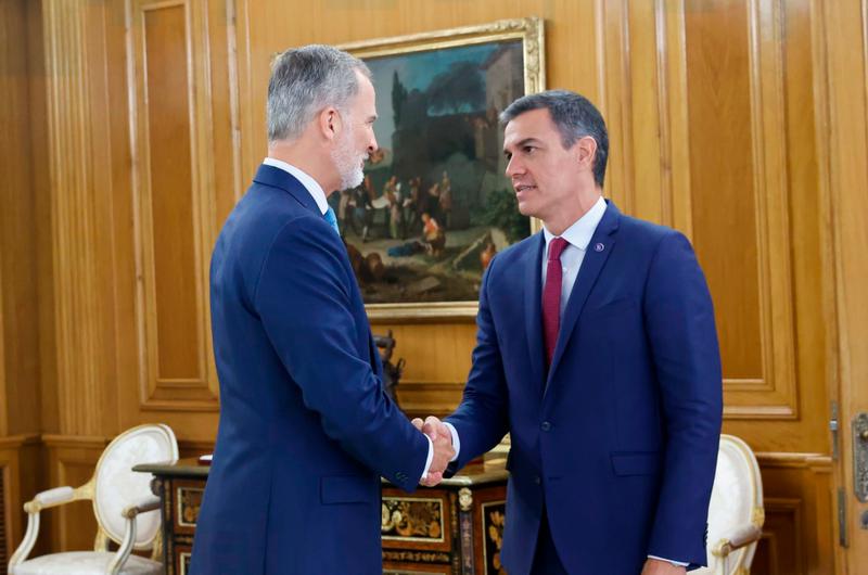 King Felipe VI shaking hands with Socialist secretary general Pedro Sánchez ahead of meeting to discuss investiture 