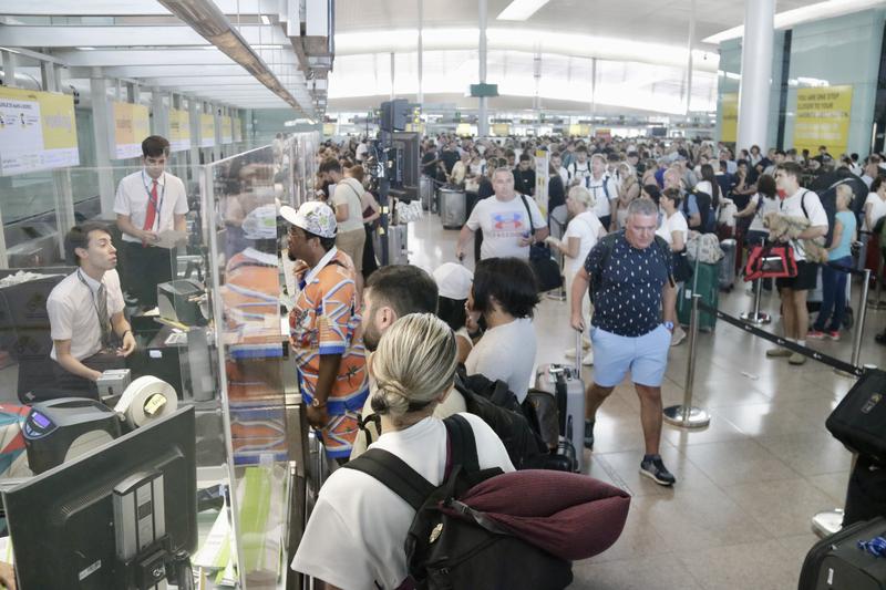 Long lines at the check-in counters at Barcelona airport