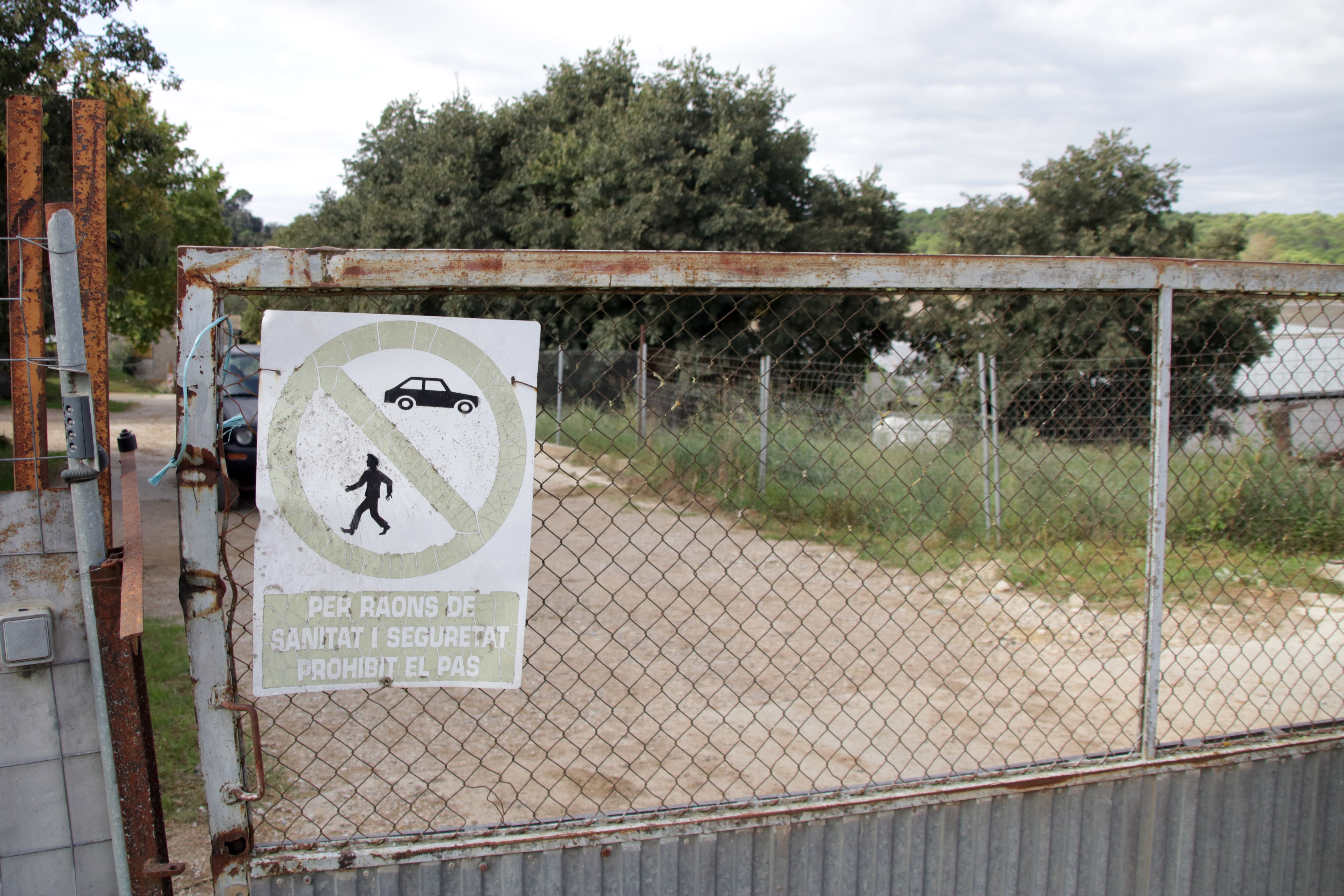 A "Do not enter" sign outside a cattle farm in Girona