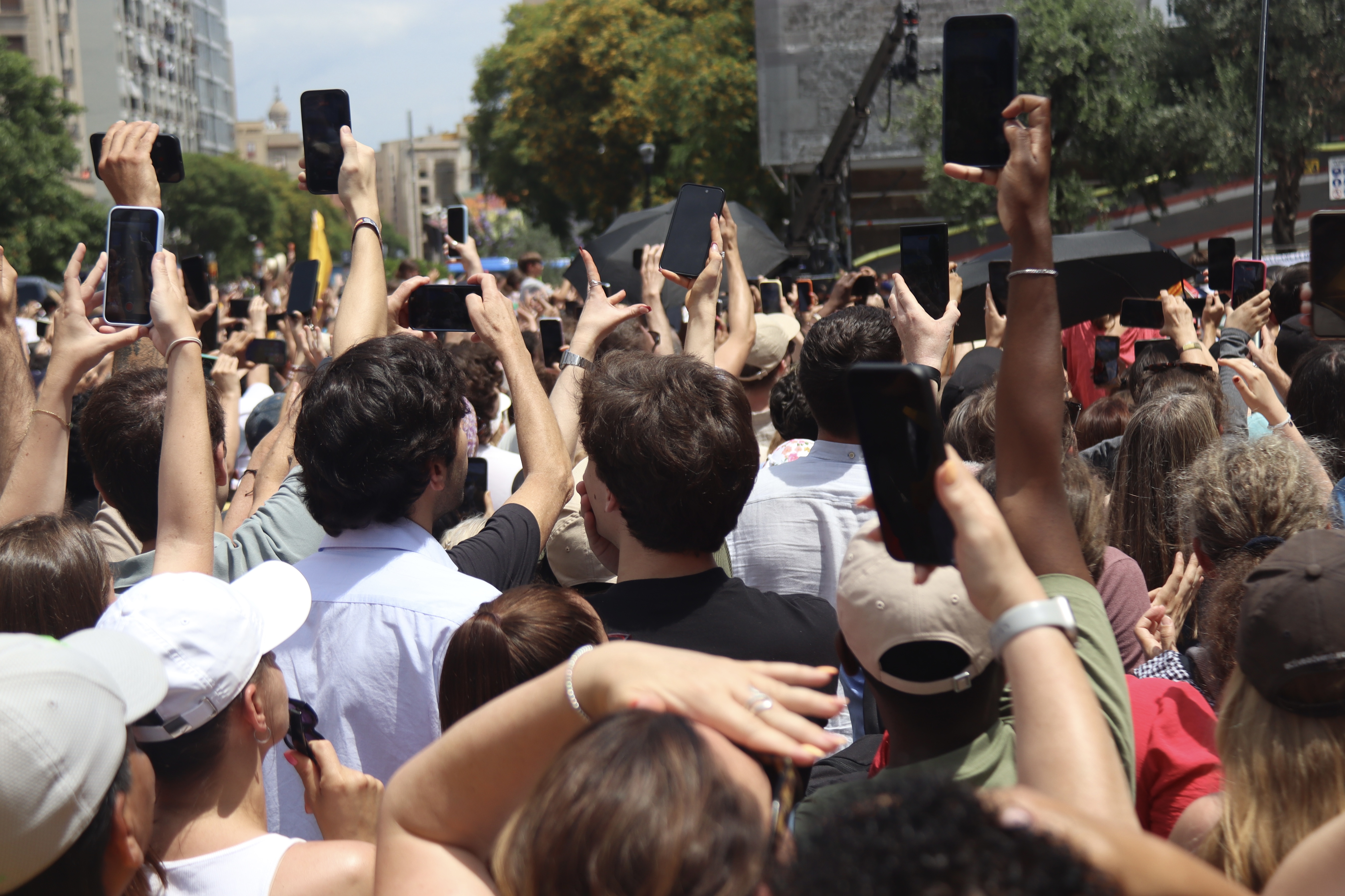Un grup de fidels durant l’arribada del Papa a la catedral de Barcelona