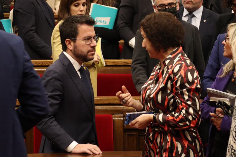 Catalan president Pere Aragonès talks with Socialist spokesperson Alícia Romero after the tourist flat cap decree was approved in Parliament