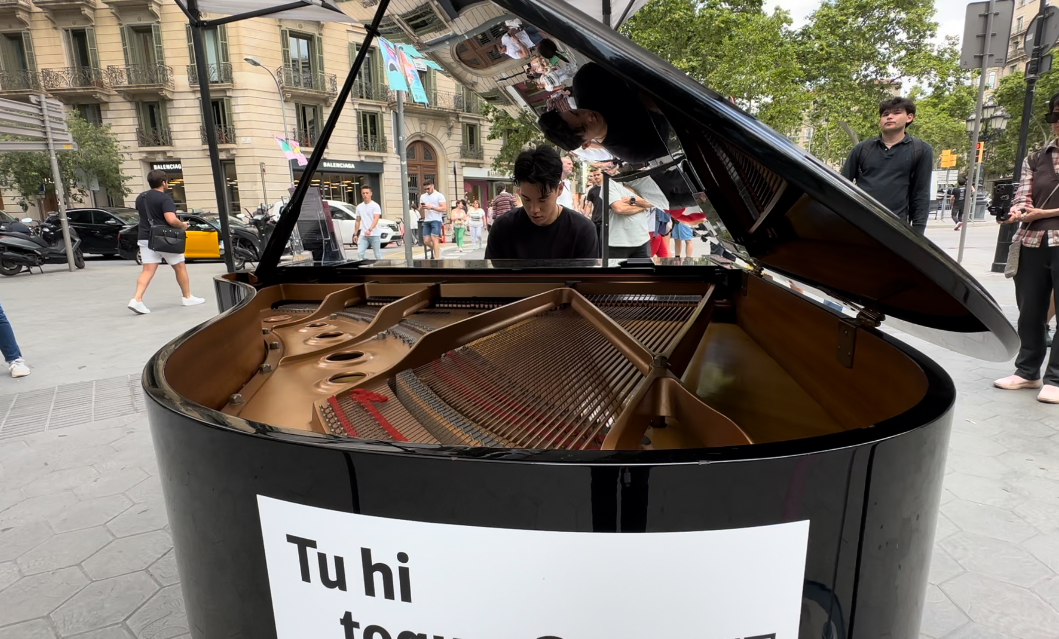 The project "Your City Full of Pianos" placed ten pianos in Barcelona's city center