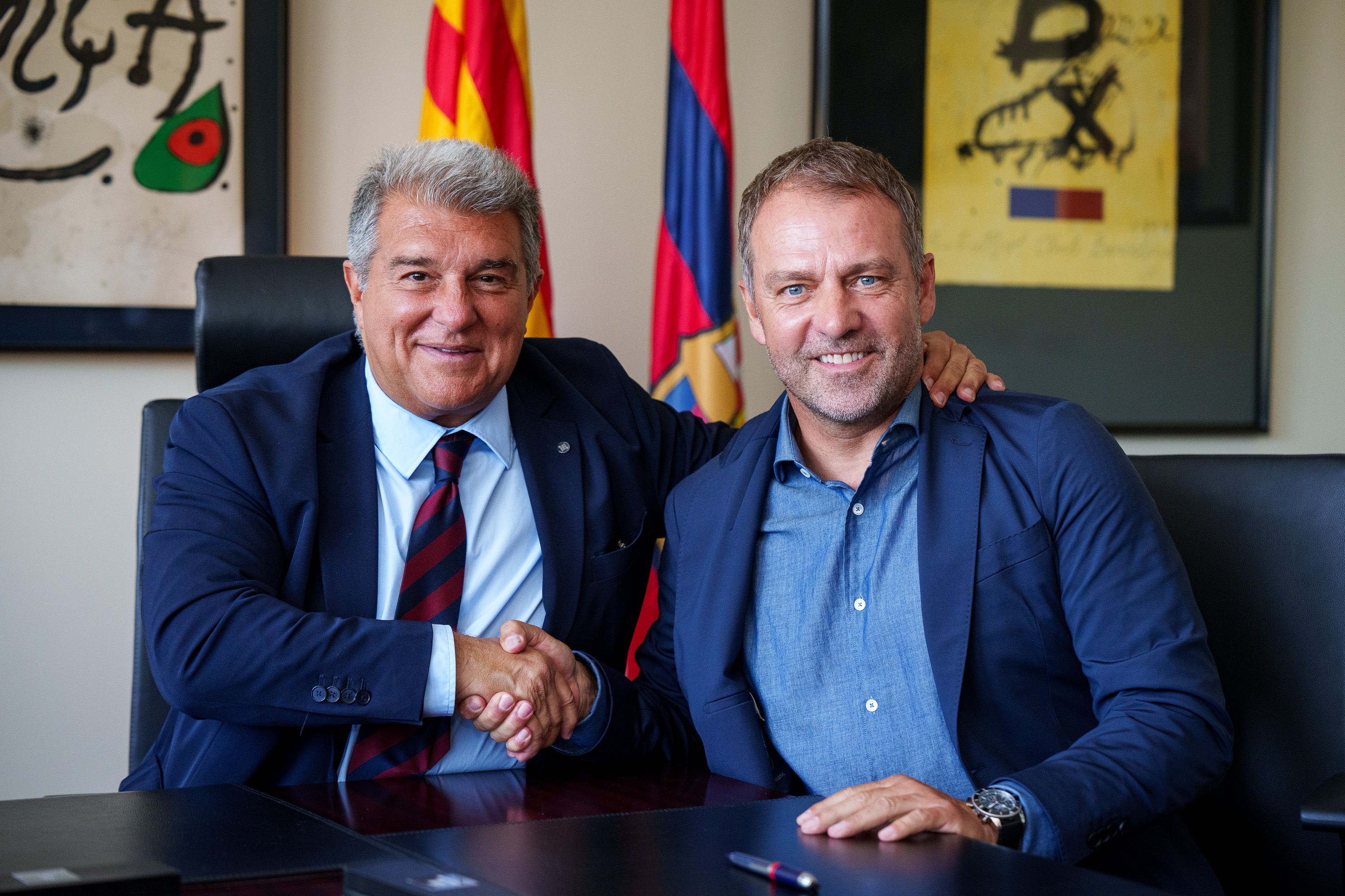 Hansi Flick shakes hands with FC Barcelona president Joan Laporta on May 29