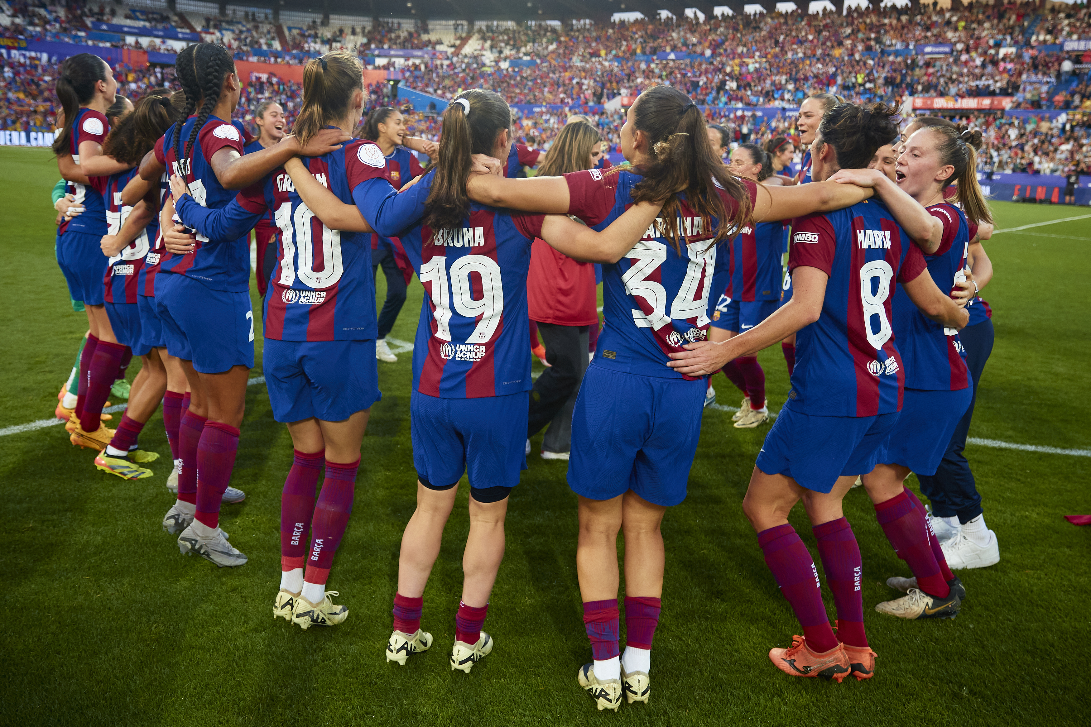 Barça Femení players celebrate their Copa de la Reina cup victory on May 18, 2024 in La Romareda field