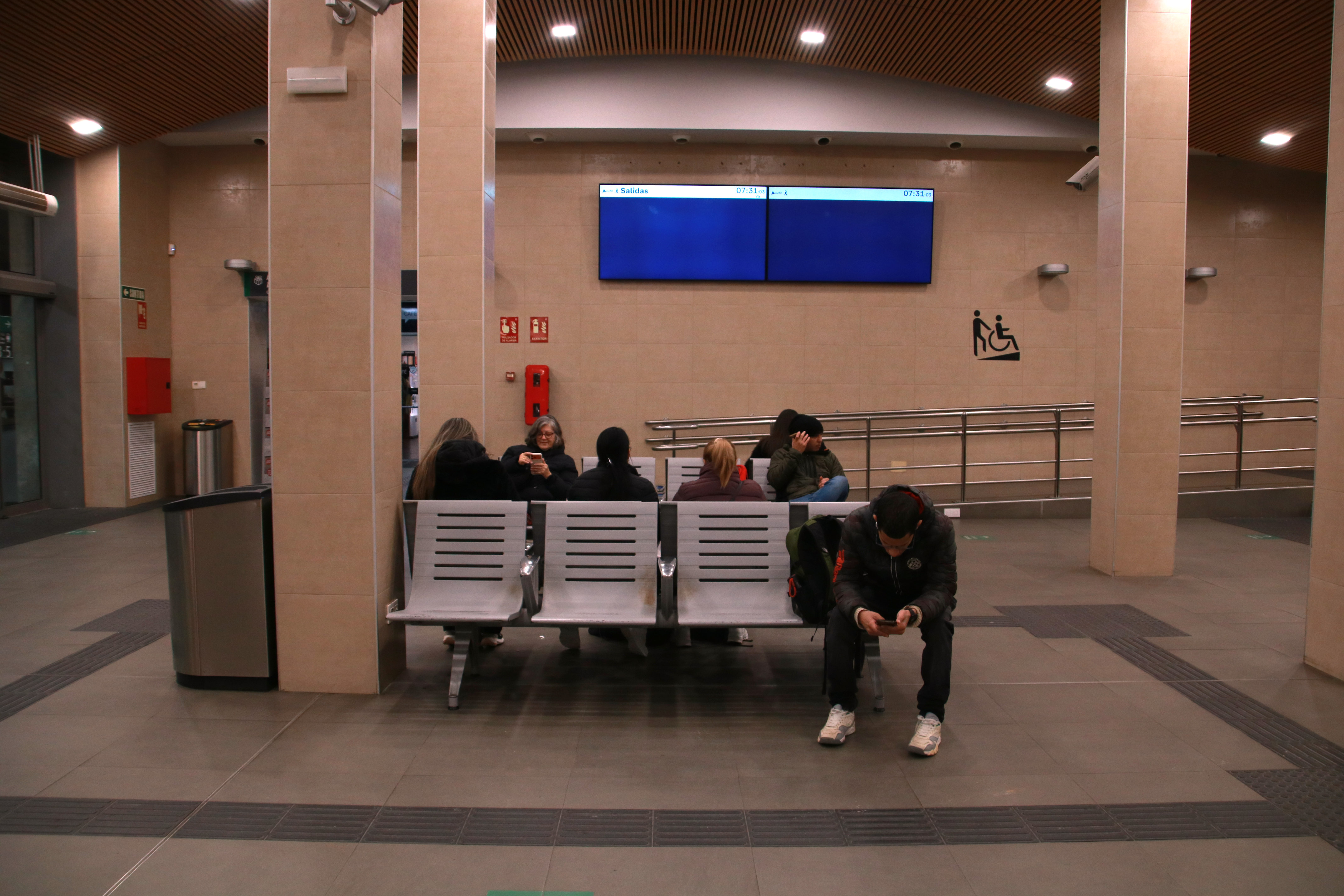 Several train users await at the Tarragona train station, although there are no Rodalies nor train service across Catalonia for the second consecutive day on January 22, 2026