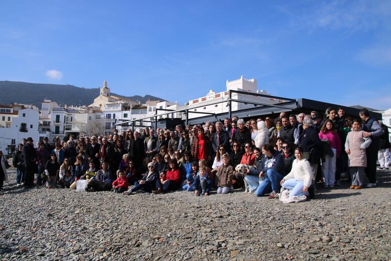 The participants in the protest in defense of the Boia bar in Cadaqués