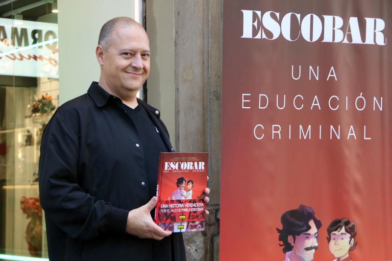 Sebastián Marroquín, born Juan Pablo Escobar, the son of the most notorious drug trafficker of the 20th century, presenting his latest work at Norma Comics in Barcelona