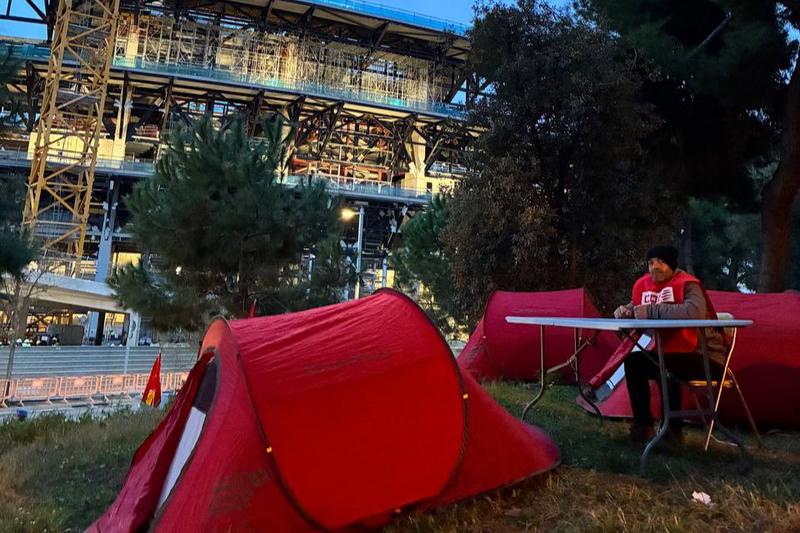 CCOO labor union installs several tents outside the demonstration site next to Camp Nou