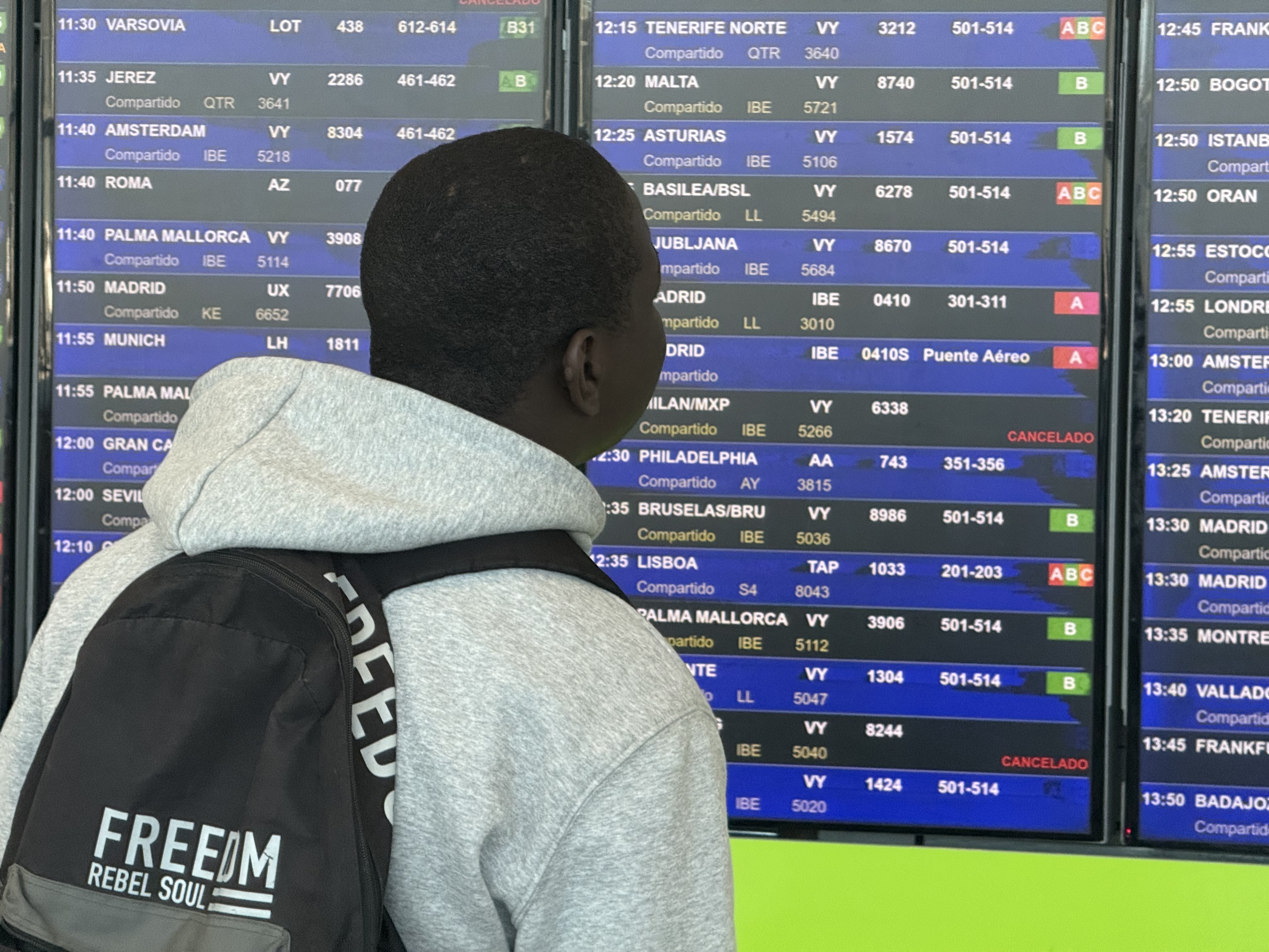 Un usuari consultats les pantalles amb la informació dels vols