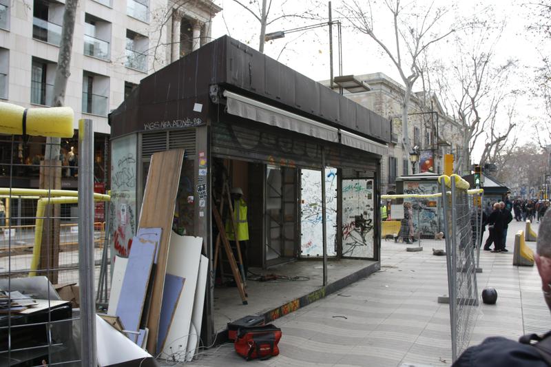 An old merchant stall on la Rambla being dismantled 